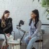 mujeres hablando en podcast