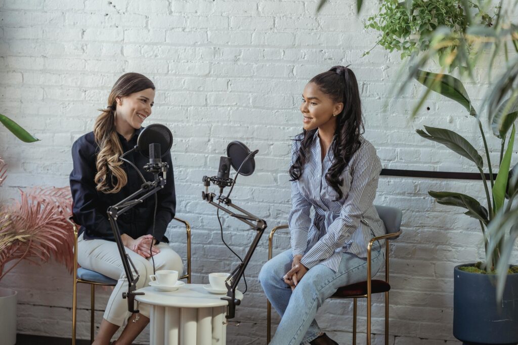 mujeres hablando en podcast