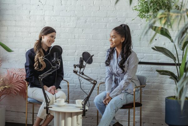 mujeres hablando en podcast